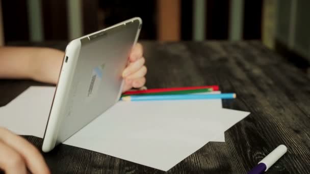 Bambino utilizza un tablet PC — Video Stock