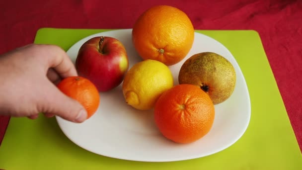 Sei frutti sono nel piatto di porcellana bianca . — Video Stock