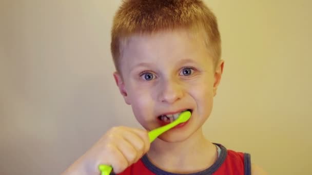 Rapaz a escovar os dentes com uma escova — Vídeo de Stock