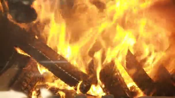 Feu derrière le verre dans la cheminée 