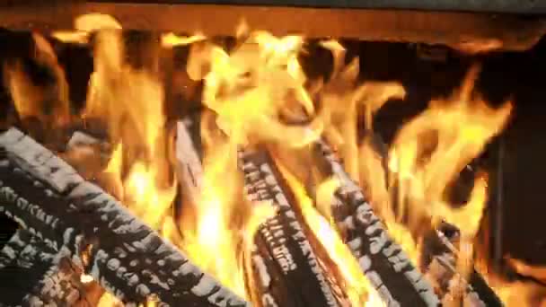 Brand in de haard uitzoomen — Stockvideo
