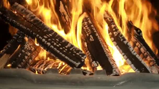 Feu dans la cheminée zoom arrière — Video