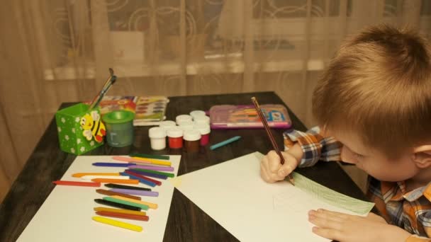 Little boy drawing with colored pencils — Stock Video