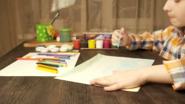 Little boy drawing with colored pencils — Stock Video