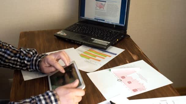 Trabajador de oficina a domicilio usando tableta y portátil — Vídeos de Stock