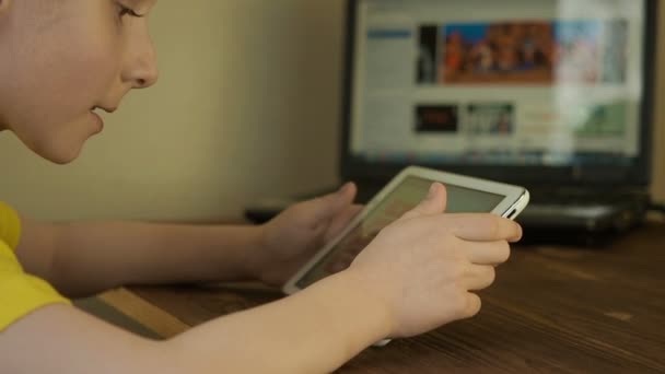 Adolescente utiliza una tableta PC — Vídeo de stock