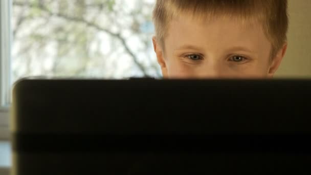 Close-up van jongen ogen tijdens het werken op de computer. — Stockvideo