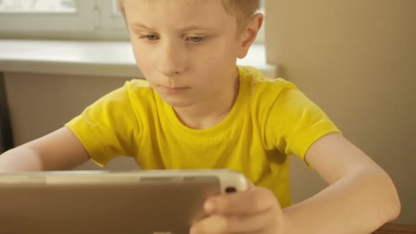 Pojke med Tablet PC: n, Stäng vy. Dolly skott — Stockvideo