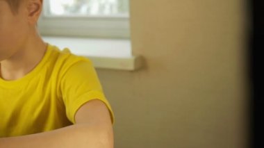 Tablet bilgisayar, çocukla görünümü kapatın. Dolly vurdu
