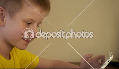 Genç bir tablet Pc kullanıyor