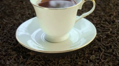 Bir porselen fincan tabağı üzerinde sıcak çay