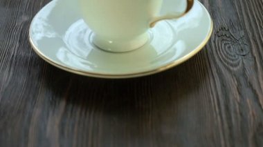 Bir porselen fincan tabağı üzerinde sıcak çay