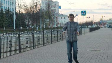 Gülümseyen baba asansörler yukarı oğlu