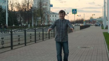 Gülümseyen baba asansörler yukarı oğlu