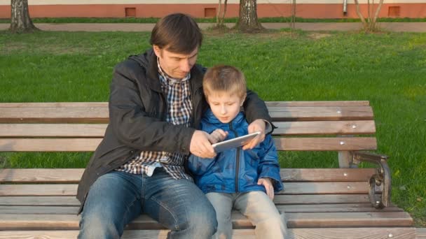 Vader zijn schattige jonge zoon te gebruiken een tablet onderwijs — Stockvideo