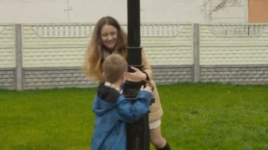 Kız ve erkek kardeş parkta, açık havada