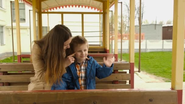 Hermana y hermano en el viejo tranvía — Vídeos de Stock