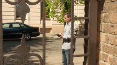 Erkek kullanım tablet Pc şehirde yol bulmak için