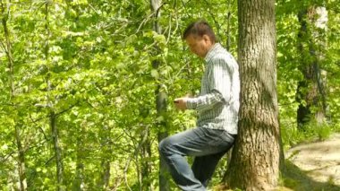 Bir adam onun ipad dışarıda parkta kullanır.