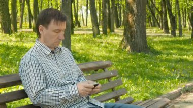 Parkta smartphone ile erkek manifatura