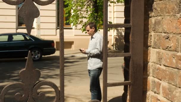 Человек со смартфона звонит на мобильный телефон в городе . — стоковое видео