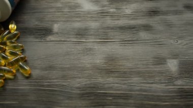 Sağlık hapları, vitamin, balık yağı ve plastik kaplar