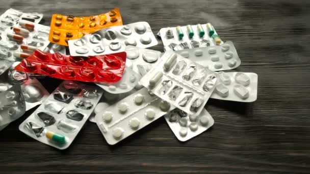 Pillen und Tabletten: Nahaufnahme von Medikamenten und Medikamenten. — Stockvideo