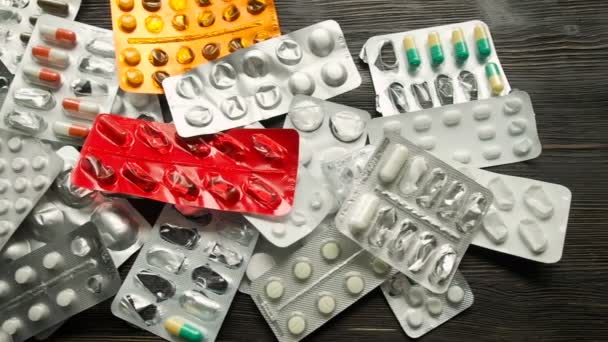 Pastillas y tabletas: Primer plano de la medicina y los medicamentos . — Vídeos de Stock