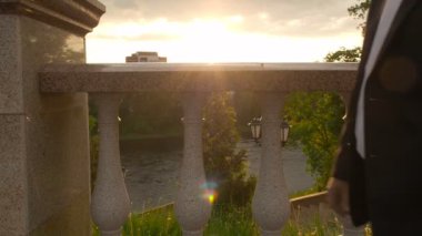 Nehir güneşin dolgu üzerinde siyah elbiseli adam