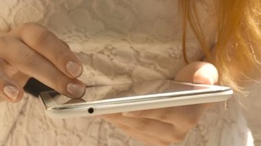 doz tablet bilgisayar ile eller yukarıya kapatmak