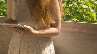 doz tablet bilgisayar ile eller yukarıya kapatmak