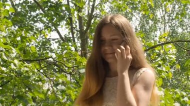 Genç güzel gülümseyen kadın City cep telefonuyla konuşuyor