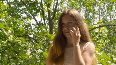 Genç güzel ciddi kadın City cep telefonuyla söz