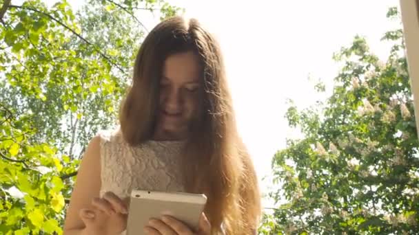 Close up tiro de menina bonita com computador tablet — Vídeo de Stock