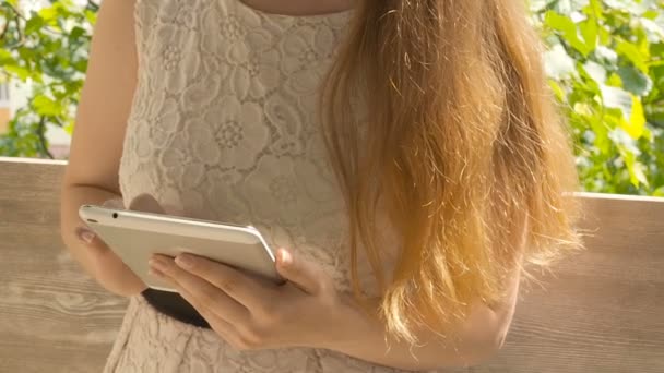 Close-up shot van vrouwelijke handen met tablet pc — Stockvideo