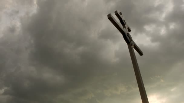 Grande cruz silhueta contra nuvens de tempestade ao pôr do sol . — Vídeo de Stock