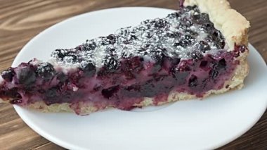 Yaban mersinli kek ile taze yaban mersini serpilir