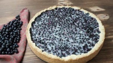 Yaban mersinli pasta ahşap masa üzerine pudra şekeri serpin