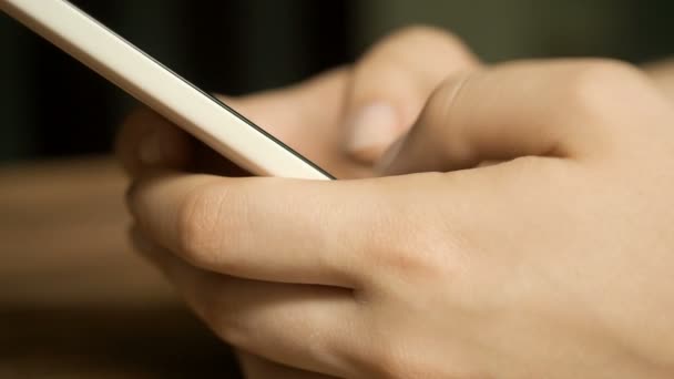 Θηλυκό τα χέρια πληκτρολόγησης κειμένου μηνύματα σε έξυπνο τηλέφωνο — Αρχείο Βίντεο