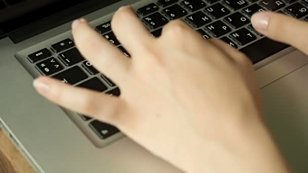 Női kéz gépelés a számítógép billentyűzetén — Stock videók