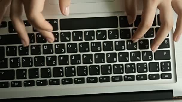 Manos femeninas escribiendo en el teclado de la computadora — Vídeo de stock