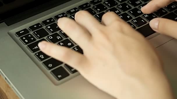컴퓨터 키보드로 타자를 치는 여자 손 — 비디오