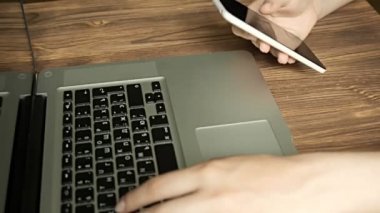 Bilgisayar klavyesinde yazan kadın elleri