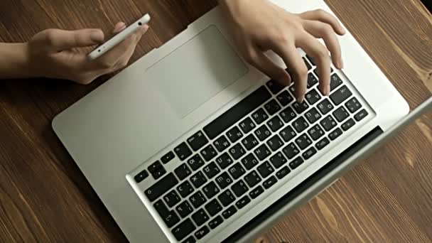 Mãos femininas digitando no teclado do computador — Vídeo de Stock