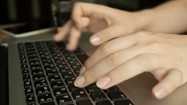 在计算机键盘上打字的女性手 — 图库视频影像