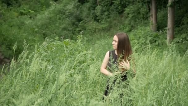 Hermosa mujer caucásica relajándose en el campo verde — Vídeo de stock