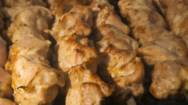 Tavuk eti şiş yanan kömür ve Barbekü ile üzerinde dilim
