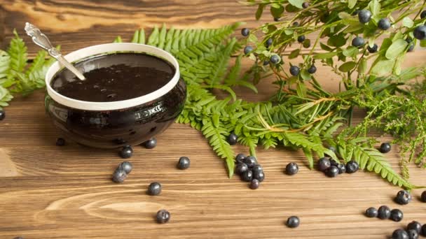 Blaubeeren werden auf einen Holztisch gegossen — Stockvideo