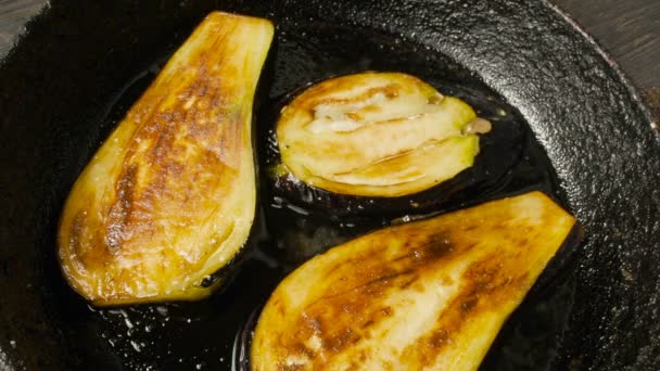 Berenjena en rodajas frita en aceite ligero — Vídeo de stock