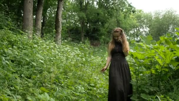 Красива біла жінка відпочиває в зеленому полі — стокове відео